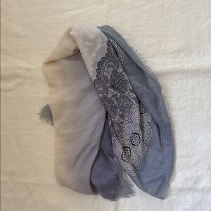Elegant Lace-Trimmed Scarf in Gray and Cream